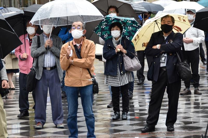 傘を差して候補者の演説に耳を傾ける有権者＝千葉市中央区
