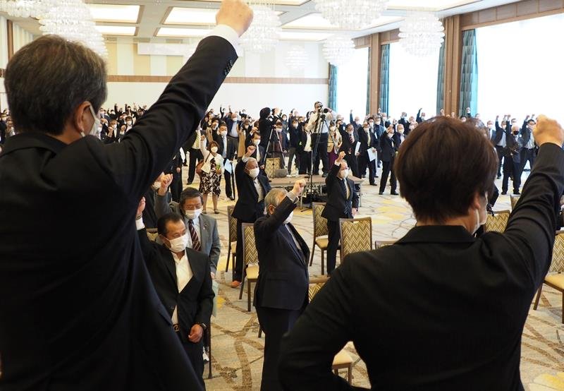 出陣式でガンバロー三唱をする支持者ら＝木更津市

