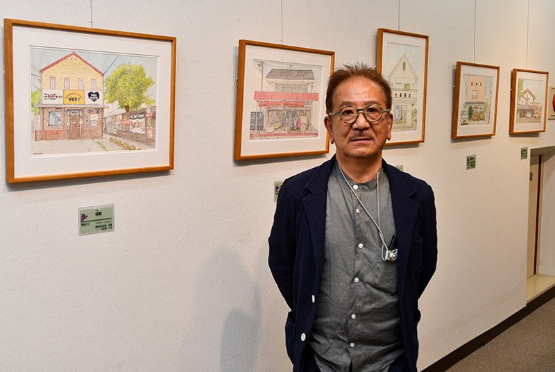 店構えをテーマにしたスケッチ原画を披露する山崎さん＝野田市