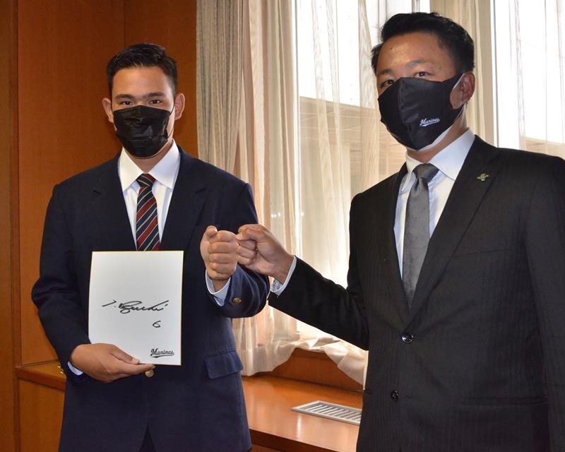 千葉ロッテ・井口監督のサイン色紙を手にする幕張総合高・村山亮介捕手＝千葉市美浜区
