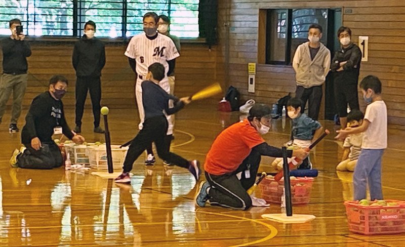 バッティングのコツを学ぶ子どもたち＝２３日、柏市