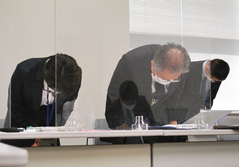 職員の逮捕を受け謝罪する千葉県農林水産政策課の小金谷喜久夫副課長（前列右）ら＝２６日午後、県庁
