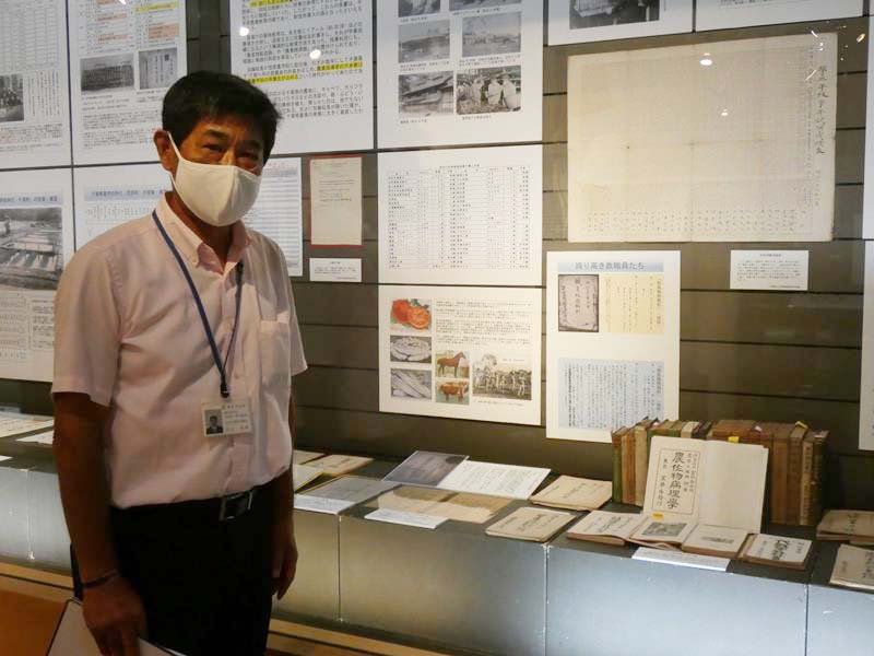 茂原農学校の明治、大正時代の資料を調査、整理している市史編さん担当の古山さん＝茂原市立郷土資料館
