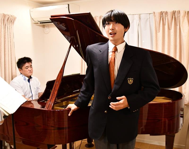 声楽家の上杉さん（左）からレッスンを受ける鳥羽寿光さん＝松戸市
