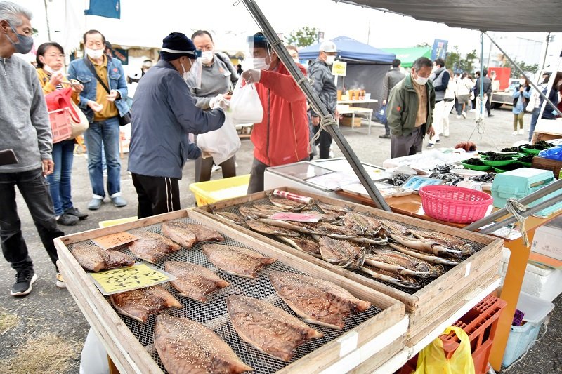 ７カ月ぶり「港の朝市」　２５００人来場、にぎわい戻る　いすみ