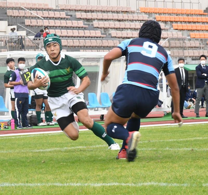 専大松戸─八千代松陰　相手ＤＦをかわし、トライを決める専大松戸・村山＝オリプリ
