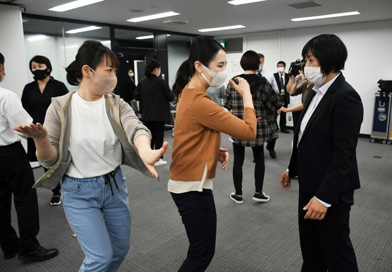 千葉県警の中川警部補（右）から護身術を教わる客室訓練教官ら＝成田空港
