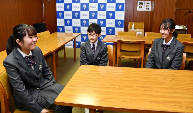 学校の自慢について話す（左から）滝さん、斉藤さん、浪江さん＝松戸市礼法室洗心の間