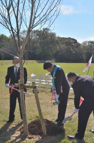 創立５０周年を記念し桜を植樹する（左から）塚田会頭、中村会長、西田市長＝１２日、佐倉市
