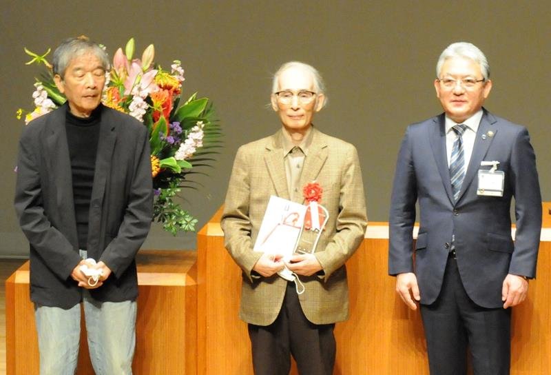 「第１回更級日記千年紀文学賞」で大賞を受賞した長野さん（中央）と椎名選考委員長（左）。右は小出譲治市長＝１４日、市原市の市民会館小ホール
