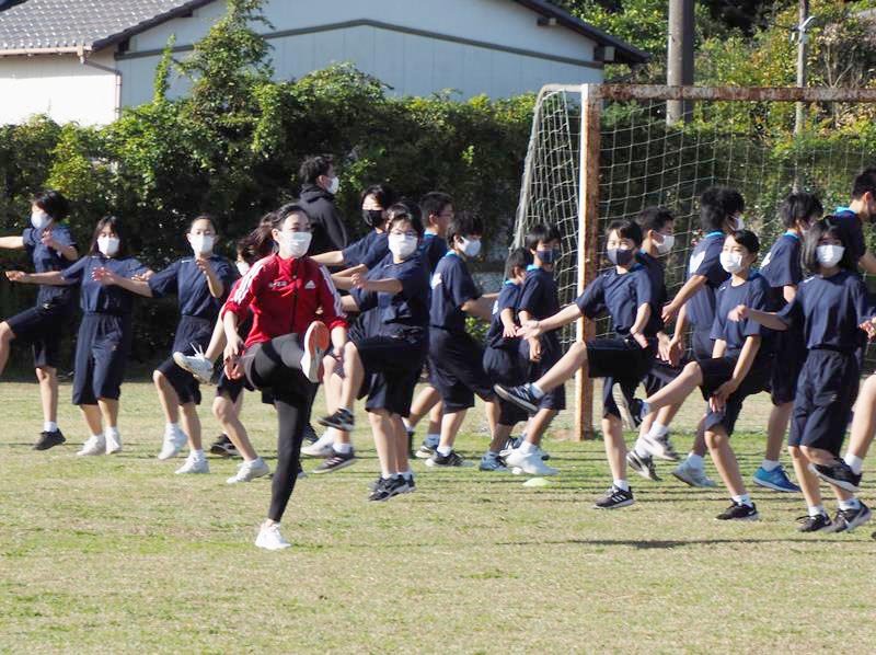 垣見さんの指導でトレーニングする生徒たち＝富津市立大佐和中学校
