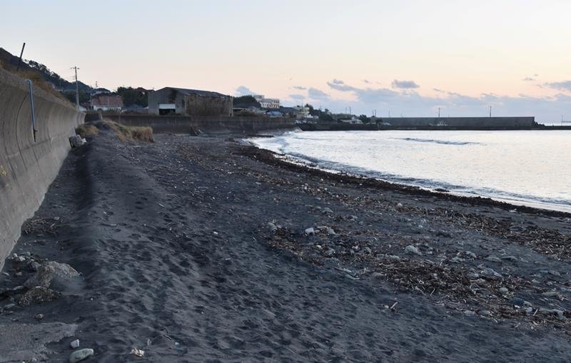 少量のまとまった軽石が漂着したとみられる海岸＝１７日、館山市相浜
