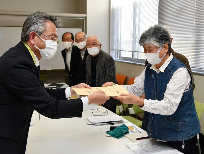 都市計画法に基づく用途変更とデータセンター建設に反対する署名を提出する住民ら＝流山市

