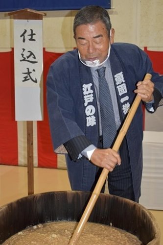 櫂入れを行うヒゲタ醤油の加瀬社長（同社提供）