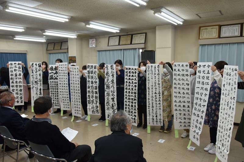厳正な審査で各賞を決めた千葉日報書道展の審査会＝２４日、千葉市中央区の千葉日報社
