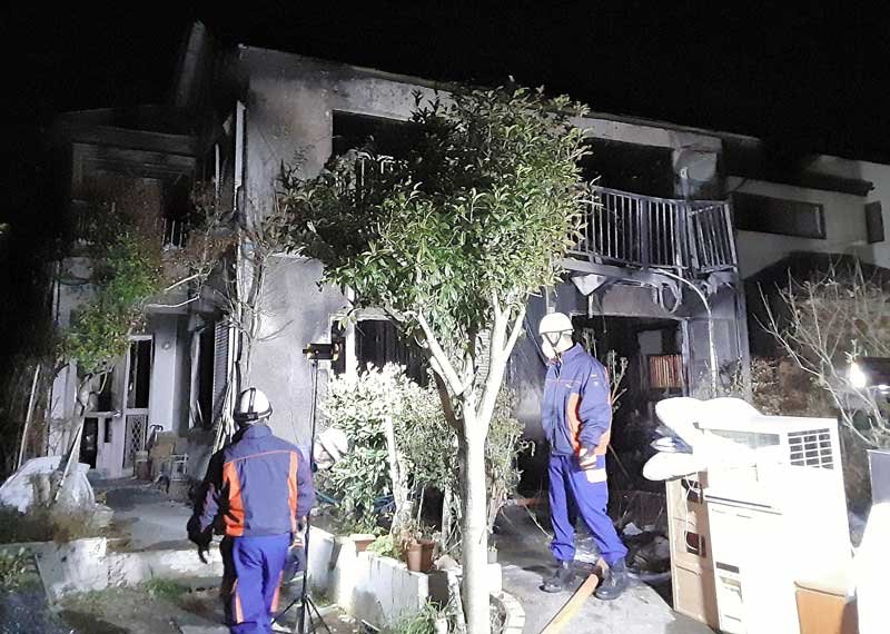 全焼した木造２階建て住宅＝２４日午後５時４５分ごろ、栄町南ケ丘２