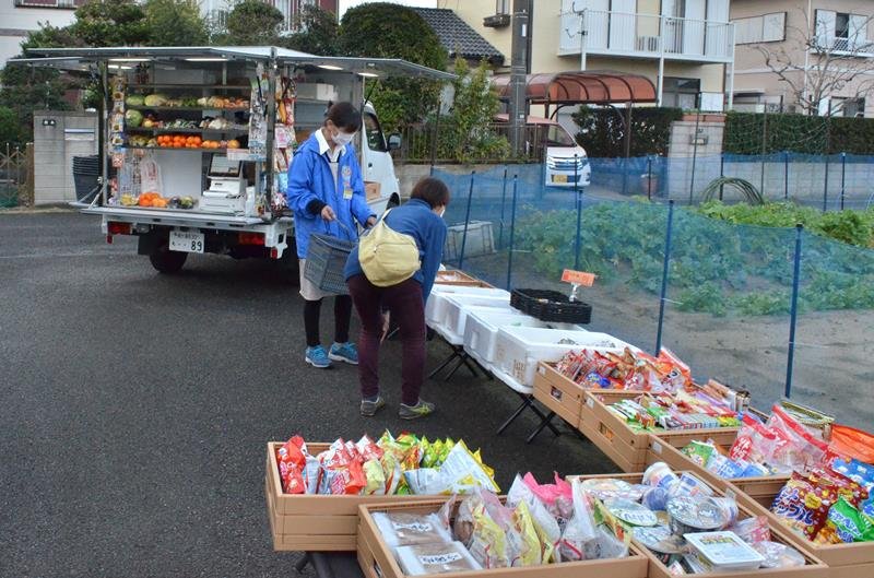 多彩な食料品を販売する移動スーパー＝九十九里町作田
