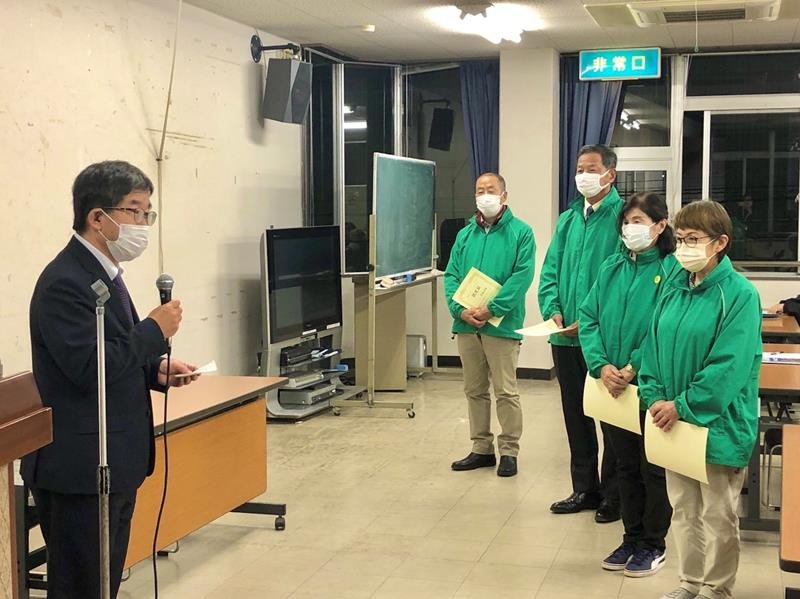 越川会長（左）から認定書を受け取ったガイドの４人（市文化財・ジオパーク室提供）
