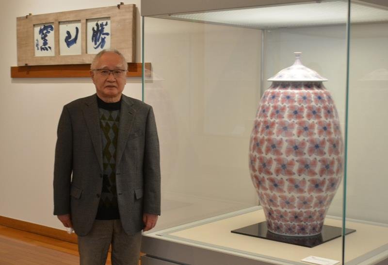 作陶５０周年を記念した個展を開催している上瀧勝治さん＝佐倉市
