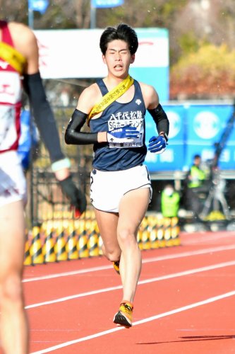 １１位でゴールする八千代松陰のアンカー・村上友哉＝たけびしスタジアム京都

