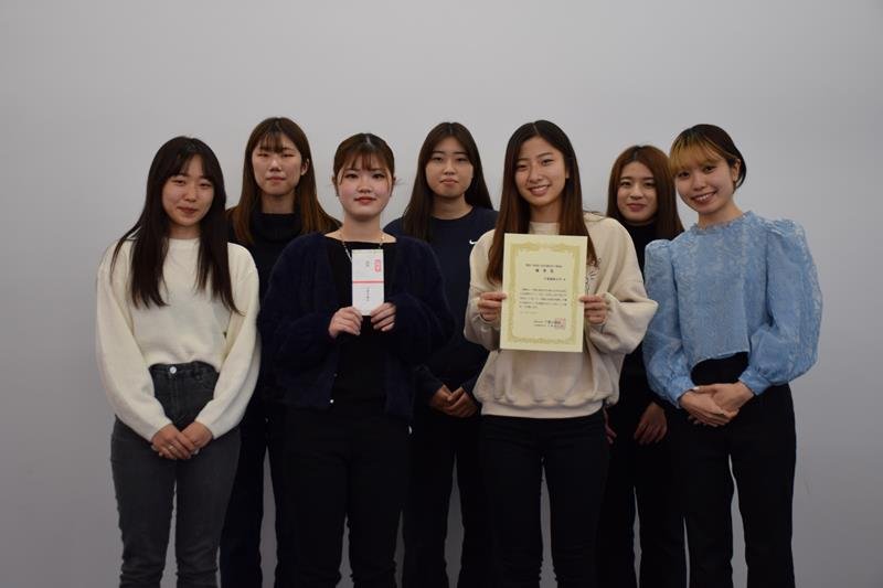 優秀賞に輝いた千葉商科大学の（左から）高橋叶さん、田久保京実さん、小倉実咲さん、平野遥さん、新行内優花さん、吉越彩絵さん、小出詩織さん
