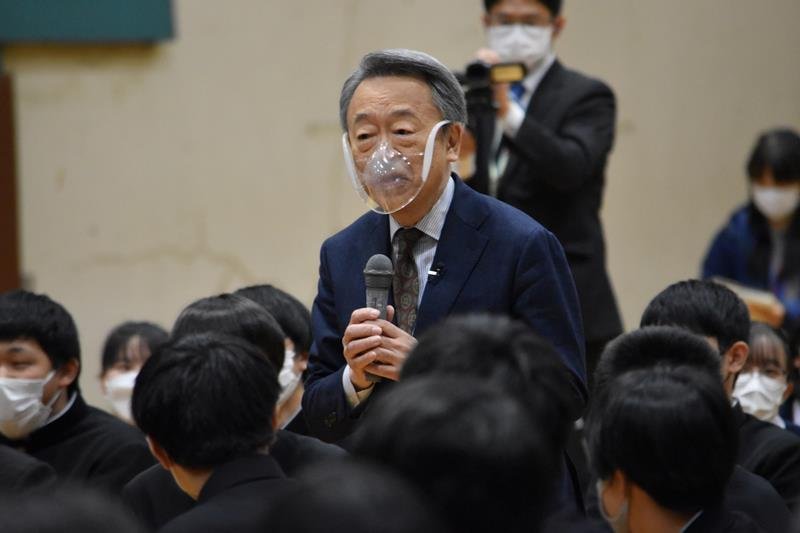 サプライズで登場し、生徒に語りかける池上さん＝２日午後、船橋市の習志野台中学校
