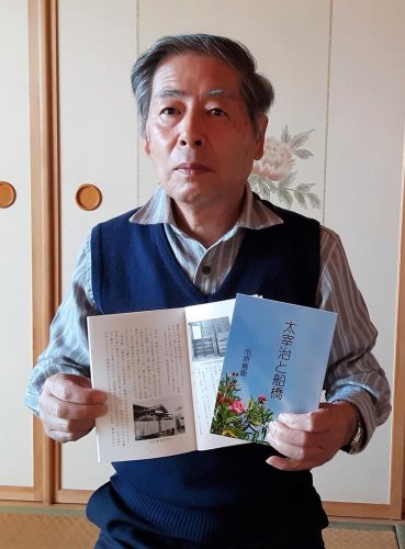 冊子「太宰治と船橋」を発刊した市原さん＝八街市