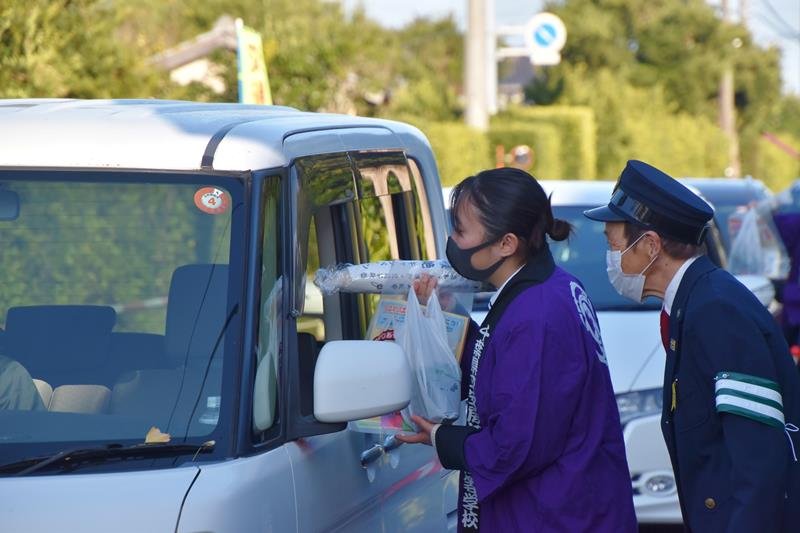ダイコンを配って交通安全を呼び掛ける安房拓心高生徒＝南房総市