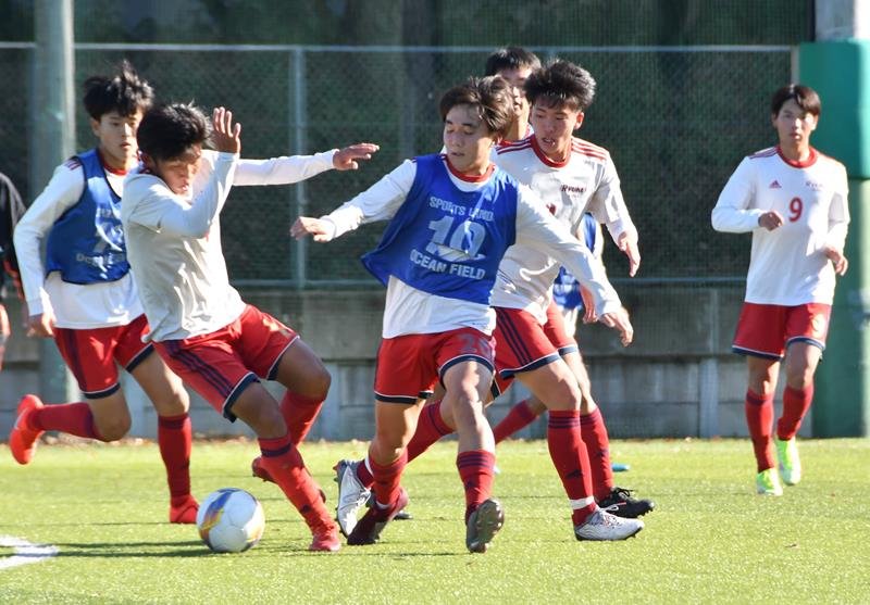 第１００回全国高校サッカー選手権に向け調整する流通経大柏＝柏市