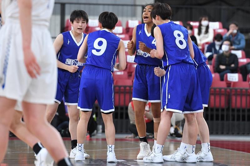 桜花学園－昭和学院　第１クオーター、士気を高める昭和学院の選手ら＝東京体育館（日本バスケットボール協会提供）
