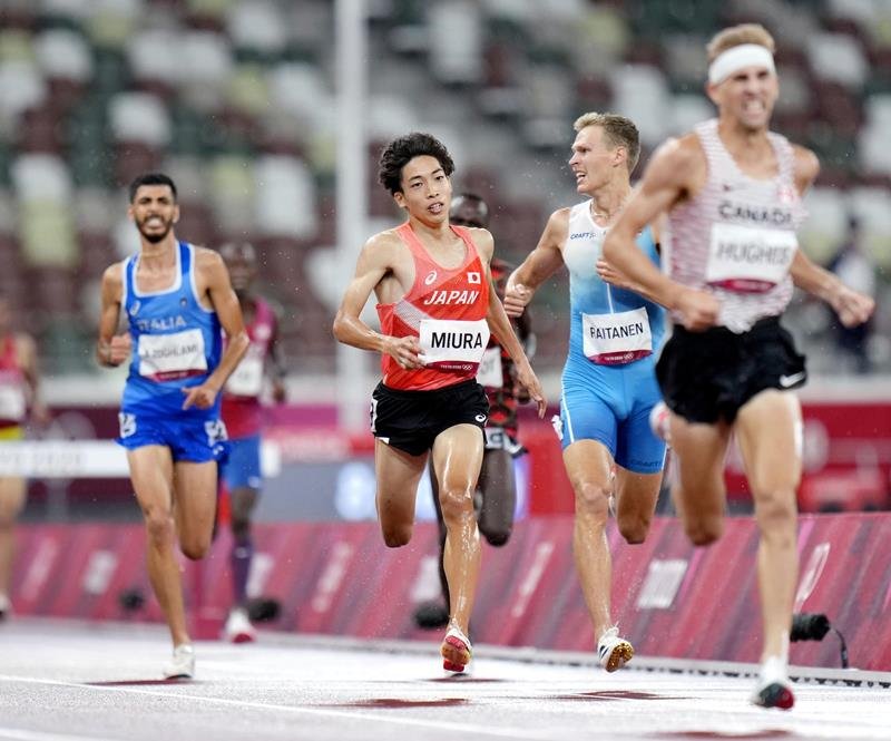 ８月、東京五輪の男子３０００メートル障害決勝でゴールに向かう三浦龍司＝国立競技場（共同）
