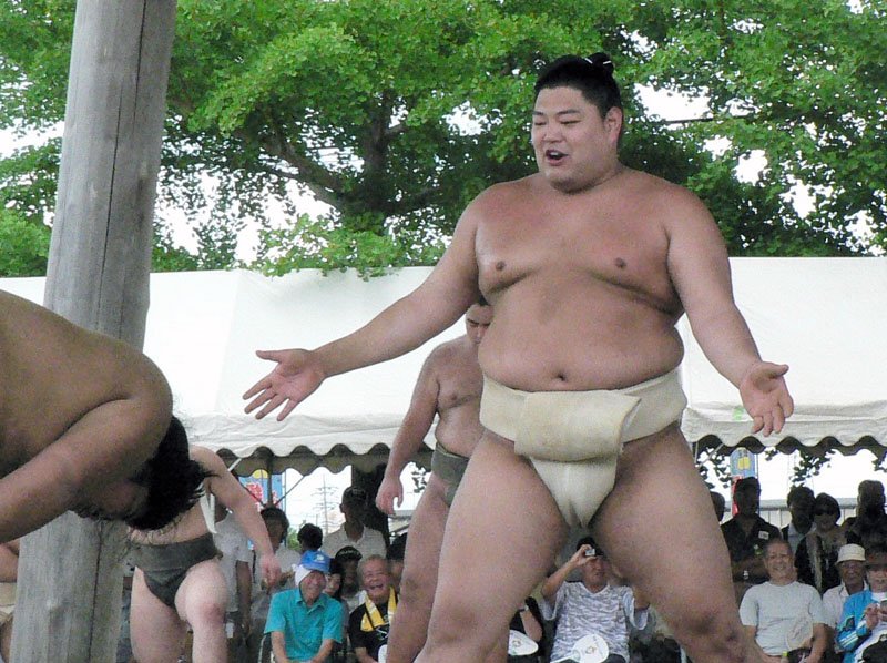 ぶつかり稽古で若手に胸を貸す阿炎関＝２０１９年８月、茂原市市民体育館相撲場