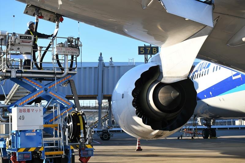 駐機場の地中に埋め込まれたバルブから特殊車両のホースを使って燃料を給油される全日空の航空機＝２０２１年１２月１３日、成田空港
