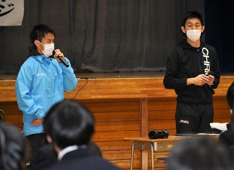 パラ陸上の経験を交えて講演する井草選手（左）と池沢コーチ＝成田市の成田北高
