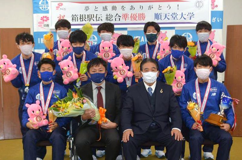 箱根駅伝で総合２位となった順大駅伝チーム＝１２日、印西市役所
