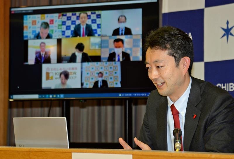 「将来世代応援知事同盟」のオンライン・トークセッションに参加し、子どもの貧困問題への対応について発言する熊谷知事＝１３日、千葉県庁
