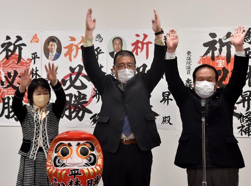 初当選を果たし支持者らと万歳する平林氏（中央）＝１６日夜、大多喜町森宮
