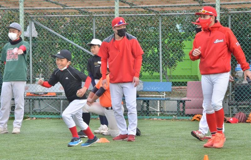 大人と一緒に練習する少年野球チームの児童＝東金市
