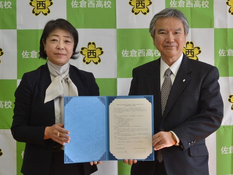 高大連携協定を結んだ佐倉西高の上代校長（左）と聖徳学園の川並理事長＝佐倉市
