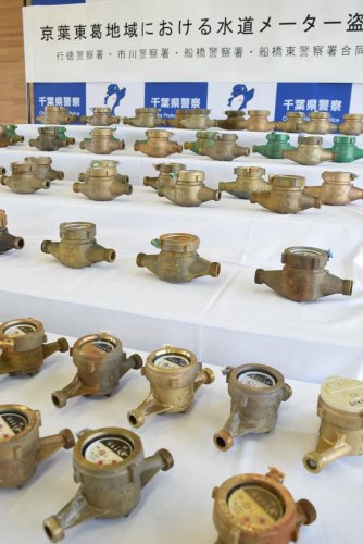 押収した水道メーター＝２１日、行徳署
