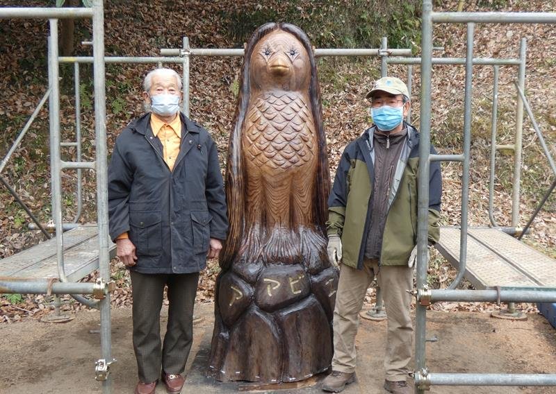 高さ１メートル８５センチのアマビエ像を制作した木村さん（右）と依頼し杉を運び込んだ大久保さん＝茂原市
