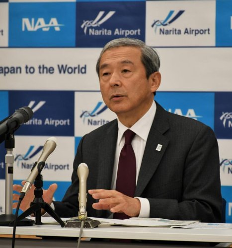 成田空港の運用状況について説明する田村社長＝２７日、成田市のＮＡＡ本社
