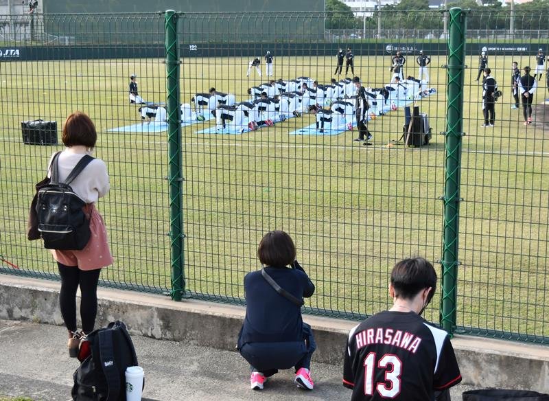 ２年ぶりに有観客となったプロ野球キャンプが始まり、千葉ロッテの練習を見るファン＝１日、沖縄県石垣市
