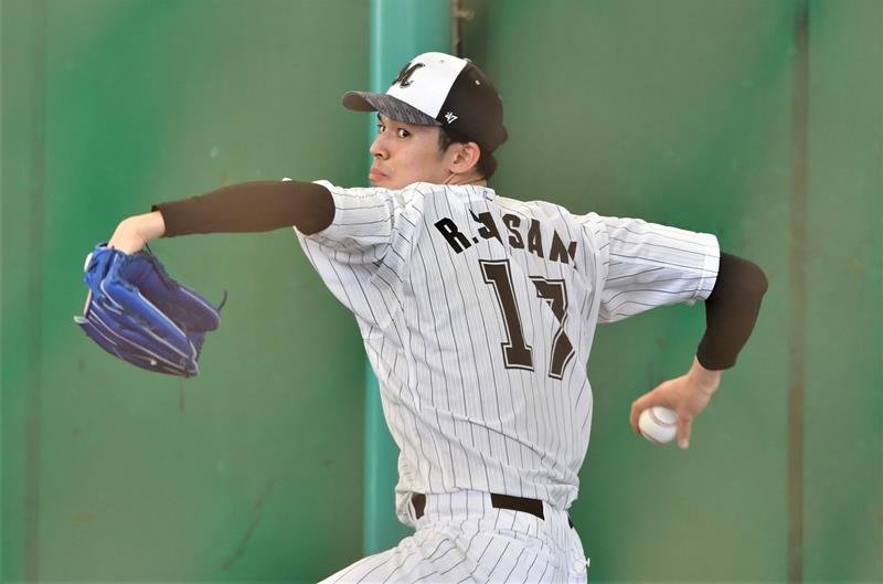 ブルペンで投げ込む千葉ロッテ・佐々木朗＝石垣