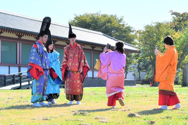 モデルが着る時代衣装のイメージ＝市原市の上総国分尼寺跡（市観光協会提供）
