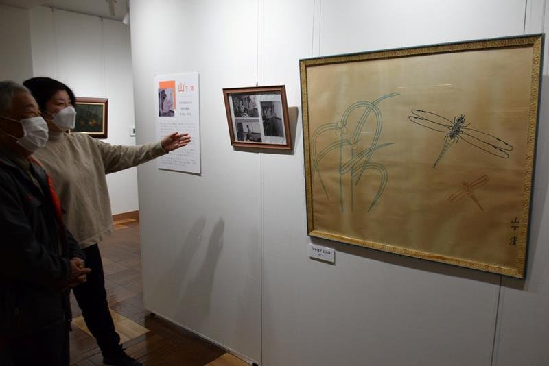 虫干し展では、山下清のペン画（右）などを紹介している＝銚子市
