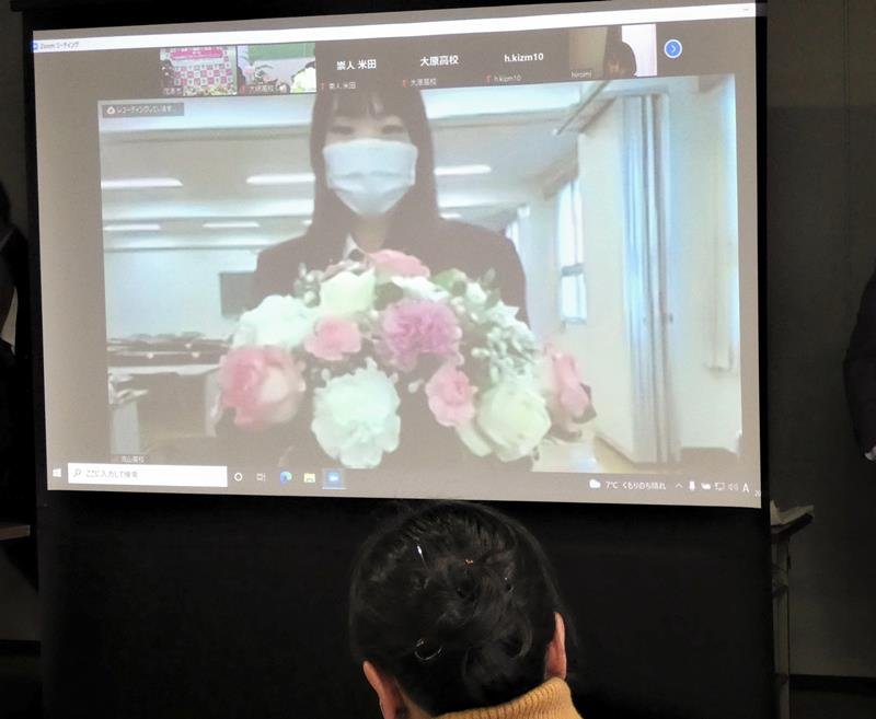 リモートで作品をアピールする高校生＝茂原市役所