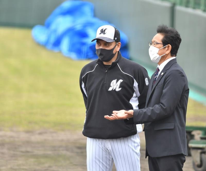 千葉ロッテの井口監督（左）と話す日本代表の栗山監督＝石垣
