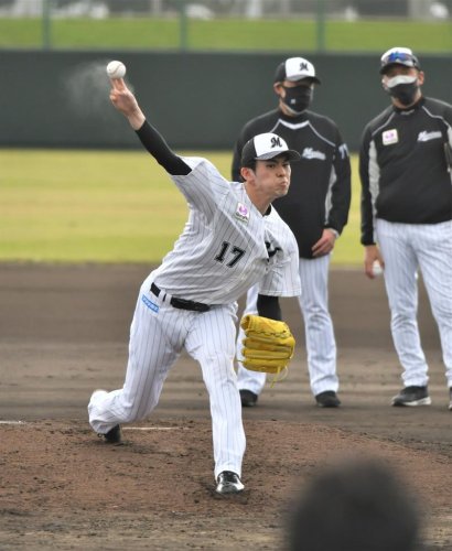 投球練習をする千葉ロッテの佐々木朗＝石垣
