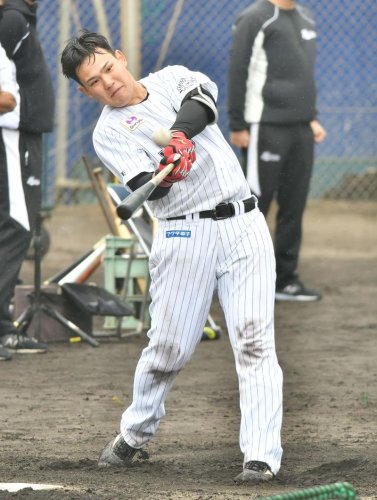 打撃練習する千葉ロッテの村山＝石垣
